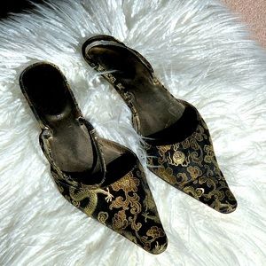 Lazamani (Dutch) long pointed shoes with 1” heel with Asian print.